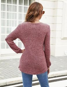Détail de la texture en maille côtelée et dos en V sur ce pull rouge foncé ajusté