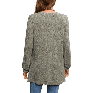 Vista posteriore della maglia grigio mélange a maniche lunghe con texture a coste e spacco