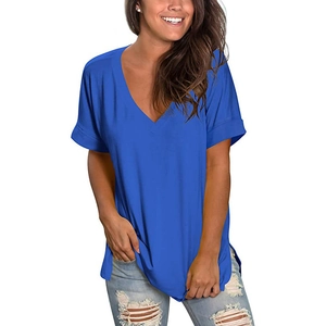 Dames T-shirt met V-hals, opgerolde mouwen en zijsplitjes in een losse pasvorm