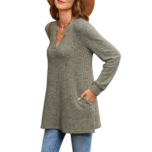 Tunica in maglia a coste a maniche lunghe da donna con scollo a V e tasche in grigio oliva
