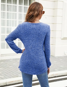 Vue détaillée du dos d'un pull bleu à manches longues en maille côtelée ajusté