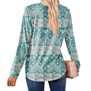 Top de manga larga para mujer en verde azulado con estampado paisley, vista trasera y cuello redondo