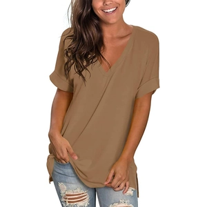 Detail van de V-hals en opgerolde mouwen op een casual camelbruin katoenen t-shirt