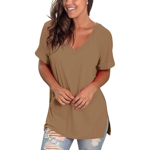Detail van kaki T-shirt met V-hals, opgerolde mouwen en zijsplitjes voor casual dameskleding