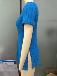 Detailweergave van de geribbelde stof en zijsplit op de blauwe damestop met V-hals