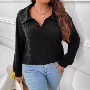 Elegante polo nera in maglia a coste con scollo a V e maniche lunghe da donna