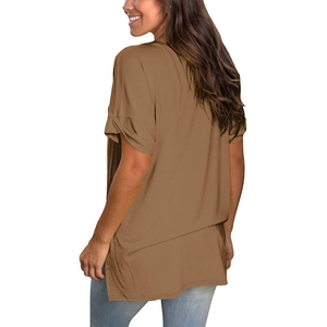 Detailweergave van de zijsplit en losse pasvorm van een kaki t-shirt met korte mouwen