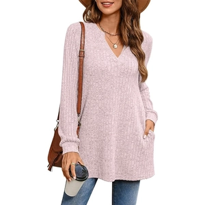 Dettaglio maglia rosa con scollo a V in tessuto a costine con maniche lunghe e tasche laterali