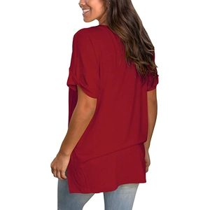 Achteraanzicht van losvallend donkerrood T-shirt met V-hals en zijsplit en omslag