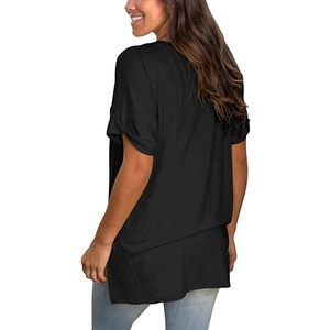 Detail van een zwart T-shirt met V-hals, een losse pasvorm en een stijlvolle zijsplit