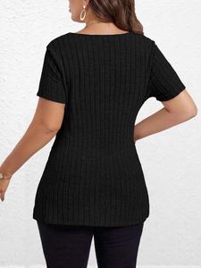 Achteraanzicht van een zwart geribbeld gebreid T-shirt met fijne details van de stof