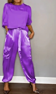 Dettaglio del tessuto in raso viola su questo set di due pezzi con pantaloni cargo