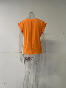 Vista posterior de blusa naranja sin mangas con detalles de volantes y costura central
