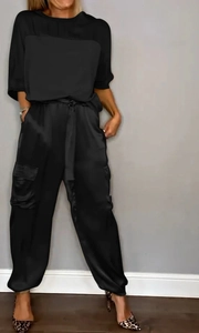 Dettaglio di un set due pezzi in raso con tasche cargo e pantaloni con coulisse in vita