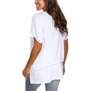 Detail van wit T-shirt met V-hals voorzien van zijsplit en omgeslagen mouwen
