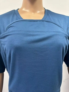 Primer plano de la apertura horizontal de doble capa para lactancia en camiseta azul marino