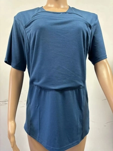 Detalle de camiseta deportiva azul oscuro con cuello en V y costuras planas estructuradas