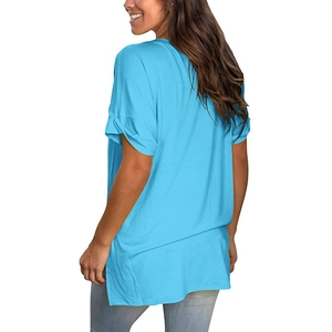 Zijaanzicht van het blauwe losse V-hals T-shirt met hoge zijsplit en opgerolde mouwen