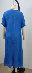 Détail du lin bleu roi et coupe ample au dos d'une robe longue décontractée à col en V