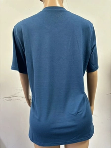 Vista posterior de la camiseta portabebés azul marino de mezcla de algodón para padres