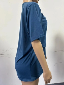 Detalle de la camiseta de maternidad azul marino de algodón con cuello en V