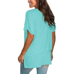 Detailweergave van turquoise loszittend T-shirt met zijsplit en verlaagde schoudernaden