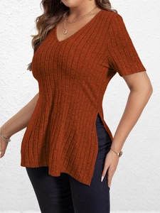 Detail van geribbelde top met korte mouwen in roestvrij rood en zijsplitjes