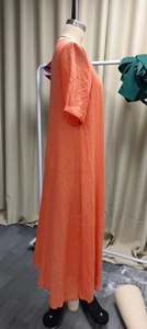 Vue détaillée du tissu en coton et lin orange avec une texture plissée et respirante