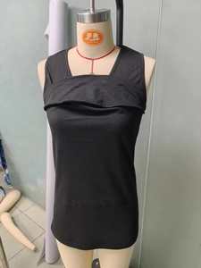 Detalle de camiseta negra de lactancia sin mangas con diseño funcional de cuello en V