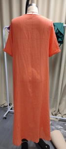 Vue arrière d'une robe longue en coton lin orange avec coupe ample et col en V moderne