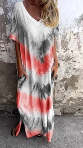 Dettaglio del motivo tie-dye a V e della tasca laterale su questo abito lungo estivo casual
