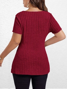 Detail van de wijnrode ribgebreide stof en de mouwtextuur van het getailleerde T-shirt