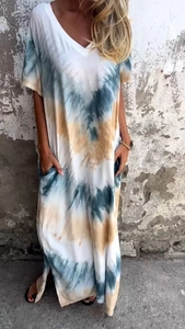 Dettaglio di un abito lungo casual con scollo a V, motivo tie-dye e tasche laterali