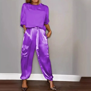 Conjunto de 2 piezas de satén violeta para mujer con top de manga corta y pantalón cargo