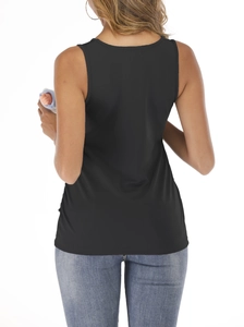 Detalle del corte de la espalda y tejido suave de algodón de esta camiseta de lactancia
