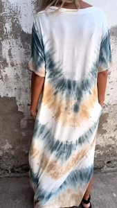 Dettaglio del motivo tie-dye bohémien sul retro del vestito lungo a maniche corte