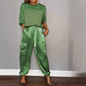 Conjunto de dos piezas de satén verde hierba con top de media manga y pantalón cargo