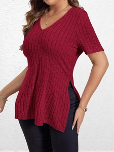 Detail van bordeauxrood T-shirt met V-hals in ribgebreide stof en modieuze zijsplitjes