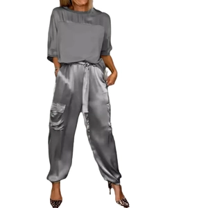 Conjunto de dos piezas de satén gris para mujer con top de manga corta y pantalón cargo