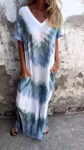 Dettaglio vestito lungo tie-dye con scollo a V, sfumature blu e tasche laterali