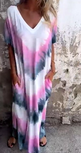 Dettaglio dell'abito lungo sfumato rosa e grigio con scollo a V e tasche laterali
