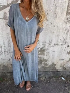 Robe longue en lin gris avec col en V profond, épaules tombantes et texture bohème