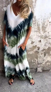 Dettaglio del vestito lungo estivo con scollo a V, motivo tie-dye verde e blu e tasche