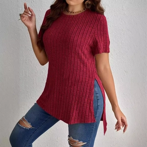 Elegant dark red ribbed knit top with crew neck, short sleeves and side slit detail