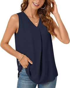 Detalle de blusa sin mangas azul marino en gasa con cuello en V y pliegues