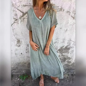 Robe longue bohème en lin vert herbe avec col en V et ourlet asymétrique ample