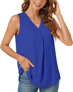 Detalle de blusa de gasa azul oscuro sin mangas con cuello en V y pliegues frontales