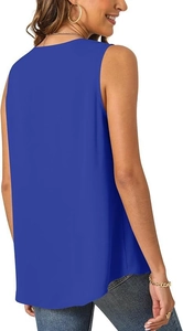 Detalle de la blusa de chifón azul zafiro sin mangas con corte holgado y cuello redondo