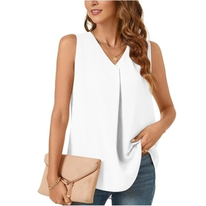 Detalle de blusa blanca sin mangas de gasa con escote en V y elegantes pliegues verticales