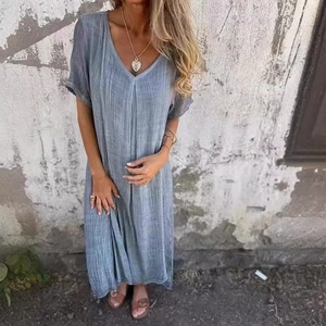 Robe longue en lin bleu poudré à col en V, manches courtes et coupe décontractée
